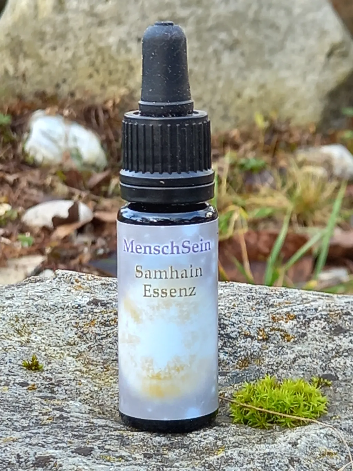 MenschSein Samhain-Essenz auf einem Stein mit Moos